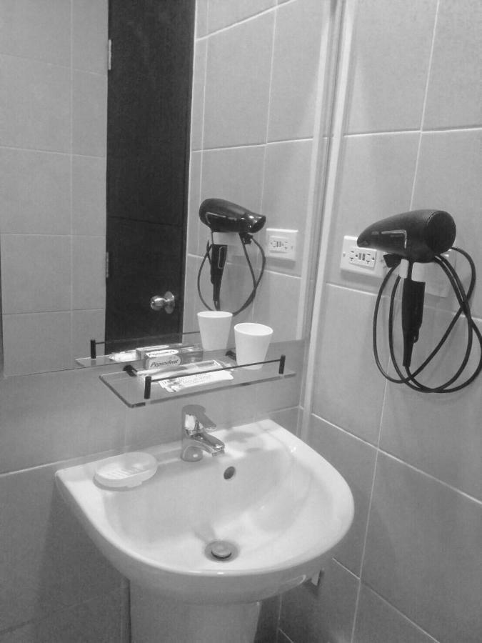 Studio Unit, Homely Condo At One Madison Place Near Iloilo Business Park Ph. Luaran gambar
